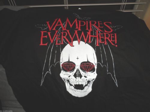 VAMPIRES EVERYWHERE - Winged Skull t-shirt ~NEVER WORN~ Med / Large
