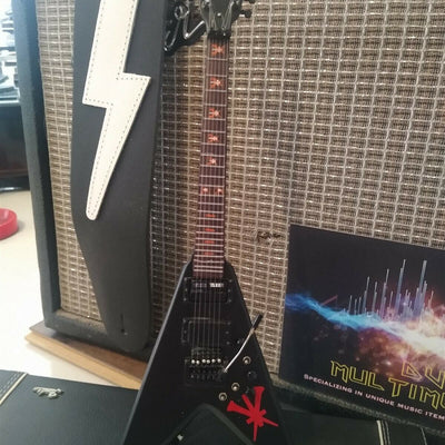 KERRY KING (Slayer) -Dean Axe V Licensed 1:4 Scale Replica Guitar ~Axe Heaven