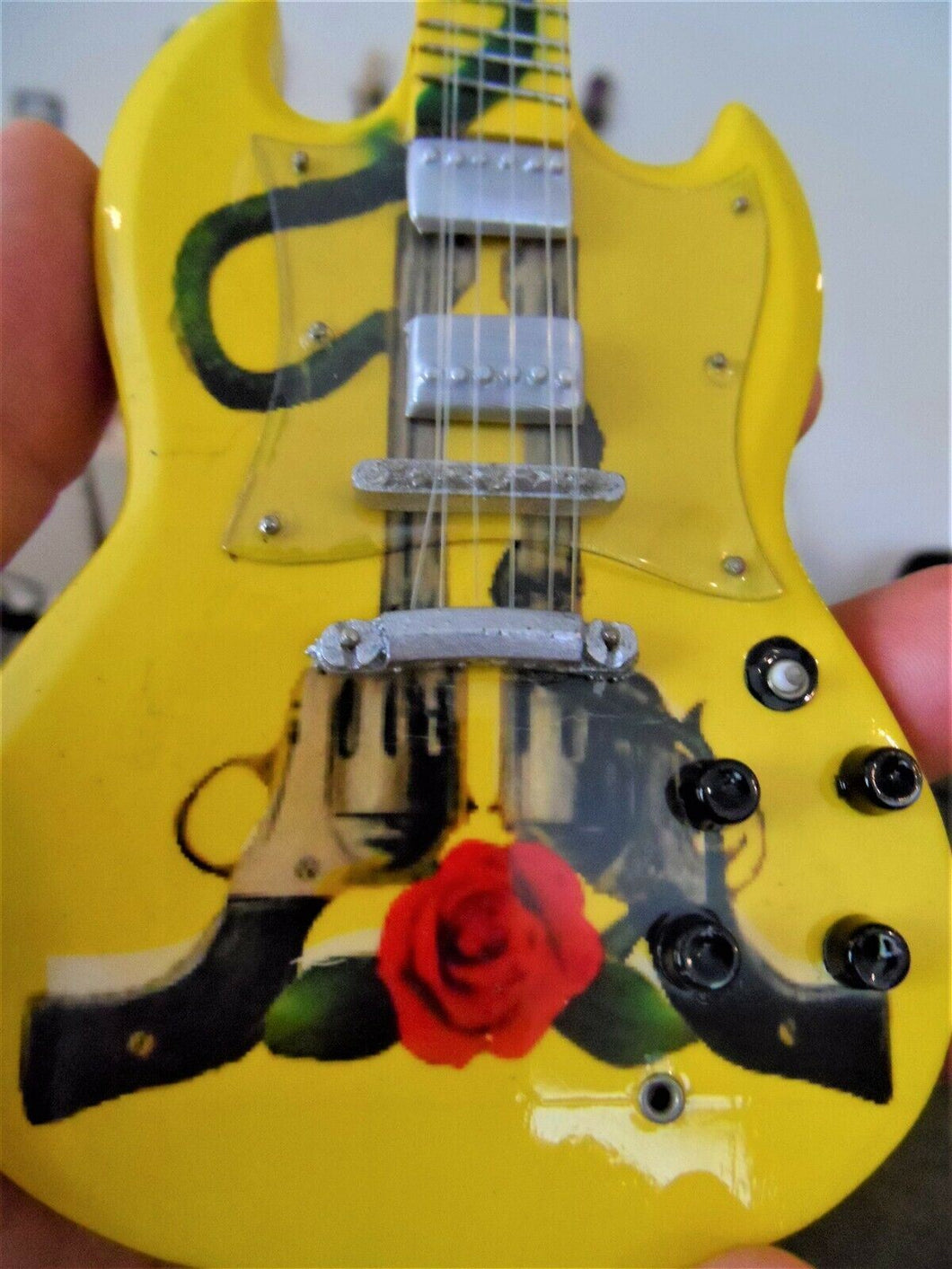 Guns 'n' Roses Tribute Guitar 1:4 Scale Replica Guitar ~New~