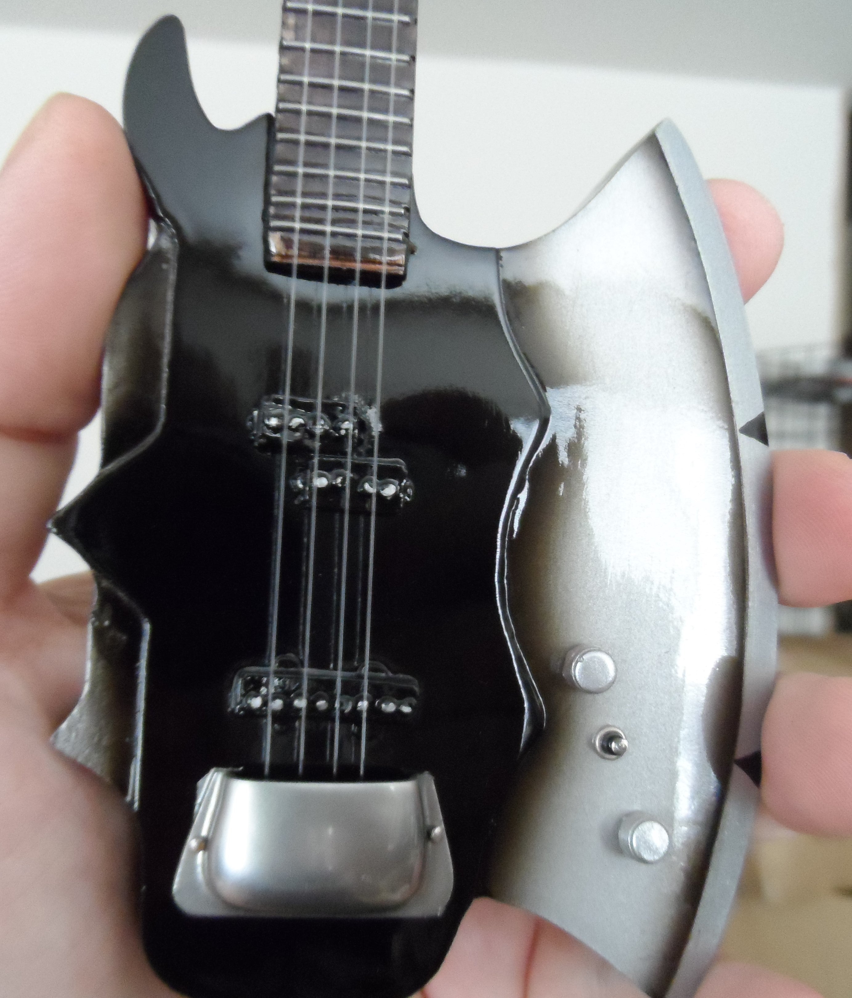 GENE SIMMONS (KISS) - Axe Replica Bass 1:4 Scale Guitar ~Axe